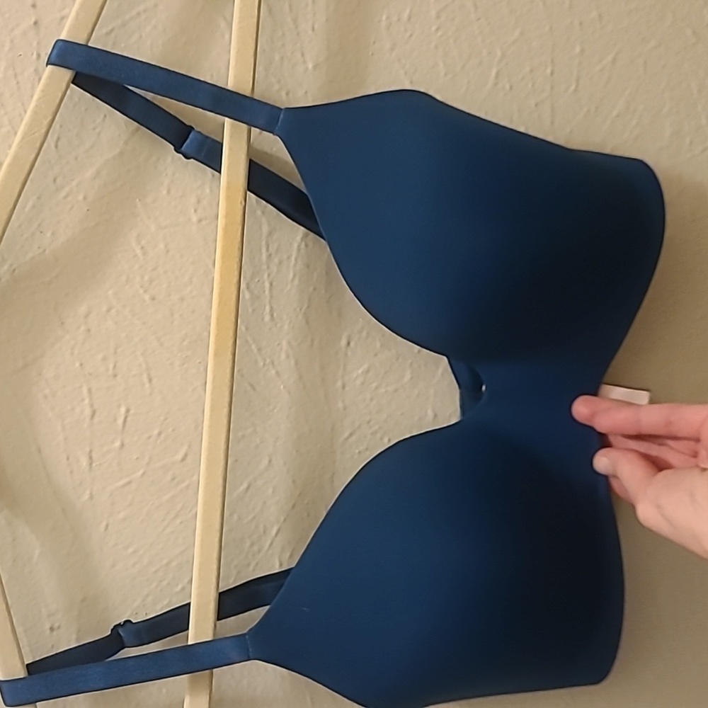 Victoria Secret T-Shirt lightly lined / wireless bra (Never Worn)